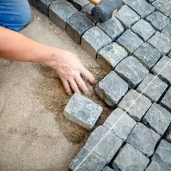 Ile za m kostki brukowej? Poznaj ukryte koszty i ceny usług